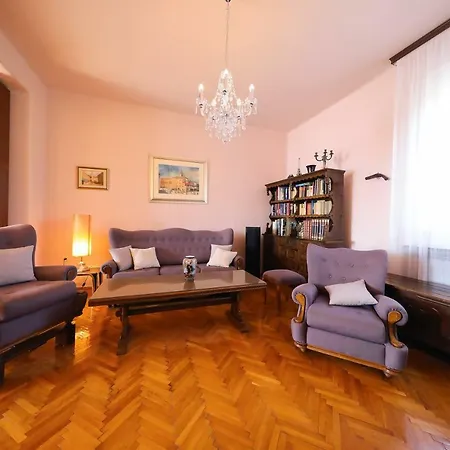 Caisa Classic Beachfront Apartment