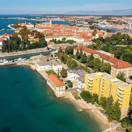 Caisa Classic Beachfront Apartment Zadar